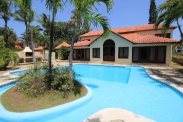 Large villa in very secure beachside community