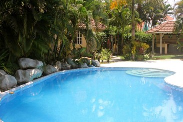 Nice five bedroom villa with guesthouse close to the beach
