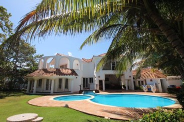 Magnificent beachfront villa with good rental income