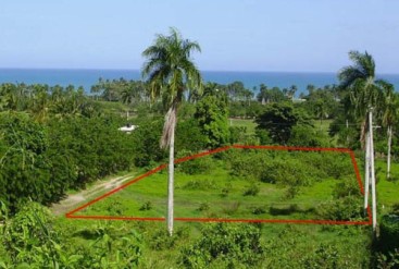 Perfectly shaped lot minutes away from the ocean