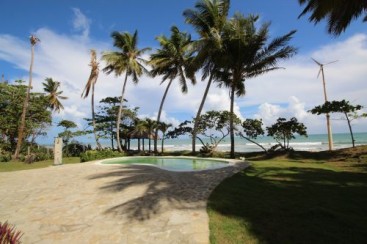 Beautifully designed beachfront villa with spacious accommodation