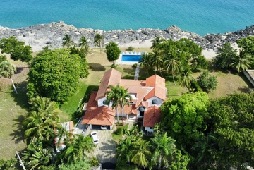 Oceanfront Villa with 9 bedrooms in Sosua