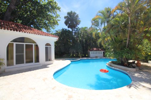 #8 Villa with 2 guest-houses and swimming-pool on a beautiful beach