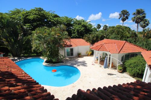 #7 Villa with 2 guest-houses and swimming-pool on a beautiful beach