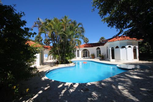 #9 Villa with 2 guest-houses and swimming-pool on a beautiful beach