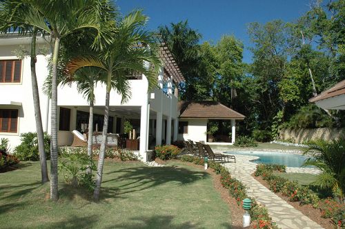 #9 Gorgeous two storey villa with five bedrooms in superb location