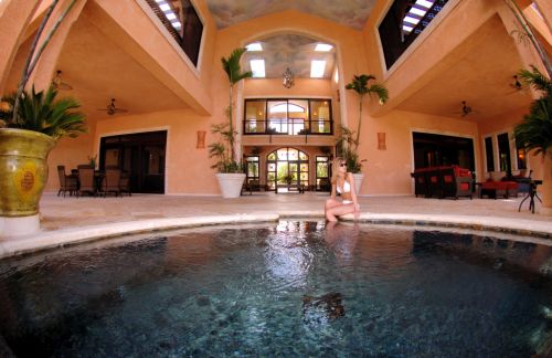 #4 Exquisite 14-Bedroom Beachfront Mansion in Orchid Bay Estates, Cabrera